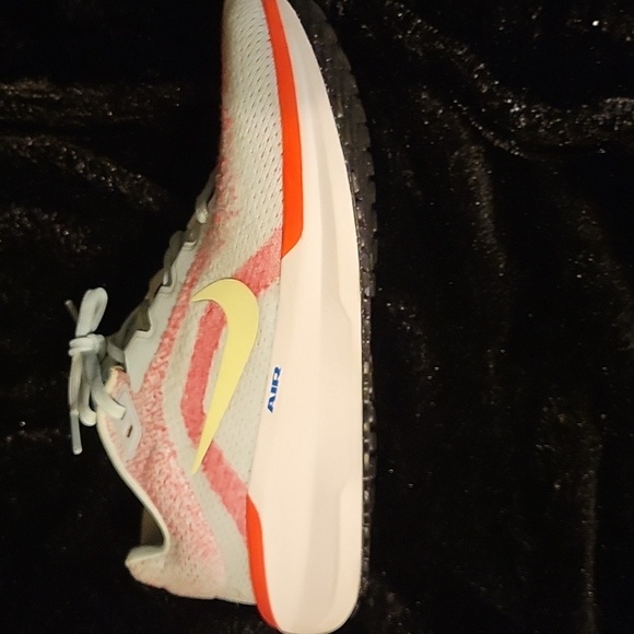 Nike Air Winflo Sneakers - Picture 12 of 16